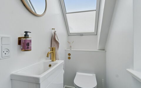 Hermine - 250M from the Sea: Salle De Bains, Luminaire Plomberie, Design Intérieur, Sol, Toilette, Sol, Plomberie, Robinet, Évier, Domicile
