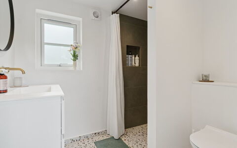 Hermine - 250M from the Sea: Sol, Salle De Bains, Mur, Sol, Design Intérieur, Luminaire Plomberie, Toilette, Plafond, Siège De Toilette, Plomberie