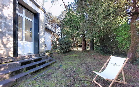 Villa Vent Debout: Branche, Tronc, Brindille, Jardin, Lumière Du Soleil, Chalet, Arrière-Cour, Ombre, Cour, Batiments Jardin