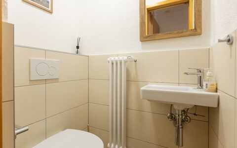 Richemont 8C: Mur, Sol, Luminaire Plomberie, Bois, Sol, Salle De Bains, Design Intérieur, Lavabo, Évier, Robinet