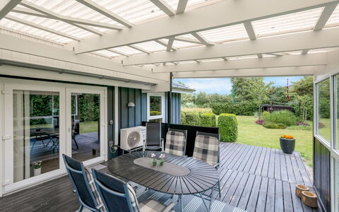 Anelise - 800M to the Fjord: Domicile, Porche, Architecture, Porte, Toit, Meubles, Ombre, Lot Terre, Jardin, Chaise