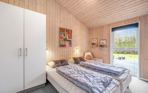 Anelise - 800M to the Fjord: Bois, Chambre, Lit, Domicile, Plafond, Cadre De Lit, Pièce, Literie, Appartement, Dur