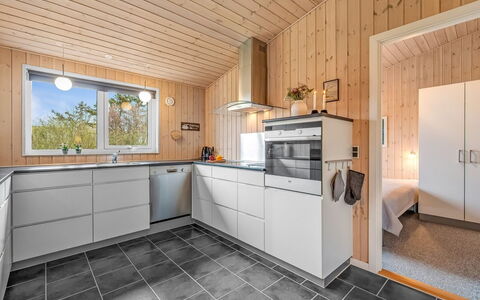 Anelise - 800M to the Fjord: Cuisine, Bois, Sol, Appareil De Cuisine, Principaux Appliance, Comptoir, Plafond, Design Intérieur, Sol, Cabinetry