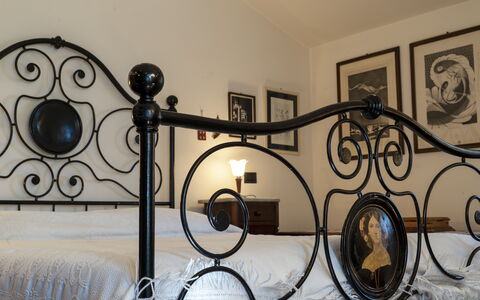 Country Historical House Lucca: Design Intérieur, Chambre, Cadre De Lit, Lit, Le Fer, Métal, Literie, Drap De Lit, Dur
