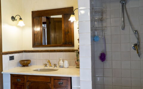 Country Historical House Lucca: Lavabo, Design Intérieur, Mur, Luminaire Plomberie, Miroir, Salle De Bains, Évier, Sol, Robinet, Sol