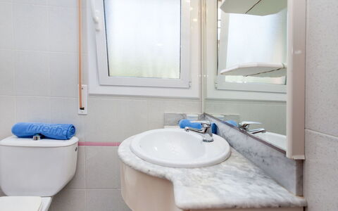 Torre Mar: Miroir, Robinet, Luminaire Plomberie, Lavabo, Évier, Propriété, Salle De Bains, Sol