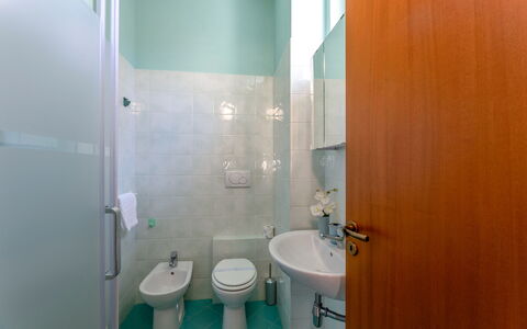 Sweet Conero: Sol, Design Intérieur, Sol, Luminaire Plomberie, Pièce, Plafond, Salle De Bains, Verre, Tuile, Robinet
