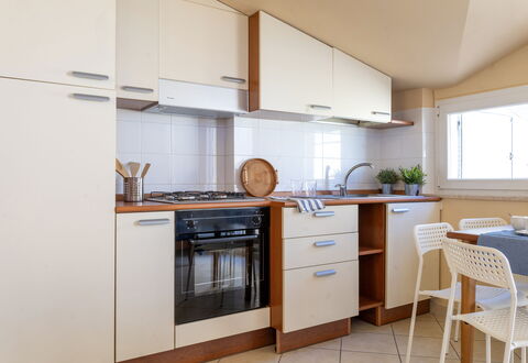 Sweet Conero: Appareil De Cuisine, Cuisine, Principaux Appliance, Bois, Sol, Comptoir, Cabinetry, Design Intérieur, Sol, Meubles