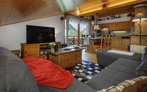 Mon Abri B: Meubles, Design Intérieur, Canapé, Sol, Plafond, Bois, Télévision, Salon, Pièce, Sol