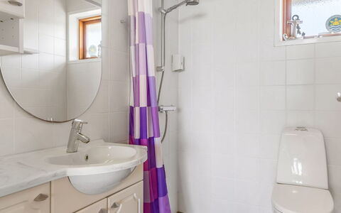 Kjera - 2.4Km from the Sea: Salle De Bains, Luminaire Plomberie, Sol, Design Intérieur, Sol, Lavabo, Évier, Toilette, Robinet, Siège De Toilette