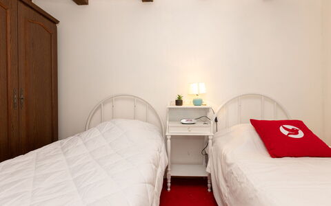 Les Jardins: Lit, Meubles, Literie, Chambre, Drap De Lit, Mur, Design Intérieur, Sol, Linge, Bois