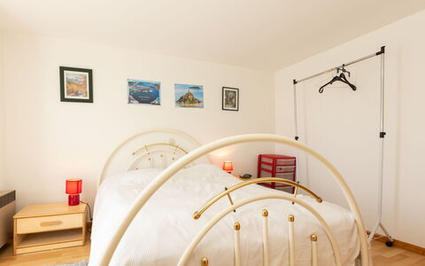 Les Jardins: Lit, Meubles, Chambre, Design Intérieur, Mur, Bois, Sol, Sol, Literie, Drap De Lit