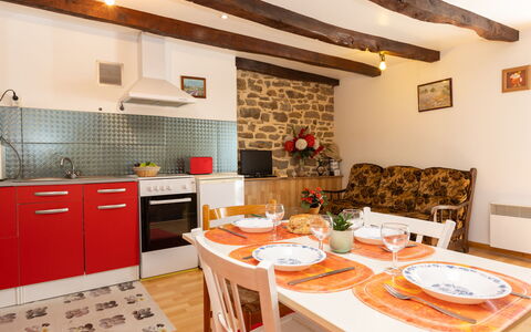 Les Jardins: Meubles, Design Intérieur, Sol, Sol, Pièce, Chaise, Plafond, Cuisine, Table Cuisine Et Salle A Manger, Comptoir