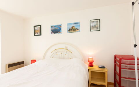 Les Jardins: Lit, Meubles, Chambre, Design Intérieur, Mur, Drap De Lit, Literie, Sol, Sol, Bois