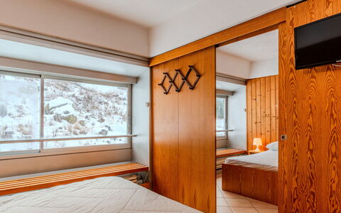 Tra le Piste: Design Intérieur, Sol, Sol, Bois, Plafond, Meubles, Pièce, Lit, Chambre, Appartement