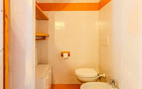 Tra le Piste: Luminaire Plomberie, Mur, Sol, Salle De Bains, Lavabo, Sol, Design Intérieur, Évier, Robinet, Plomberie