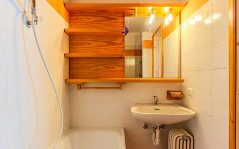 Tra le Piste: Lavabo, Mur, Luminaire Plomberie, Sol, Bois, Salle De Bains, Design Intérieur, Sol, Évier, Robinet