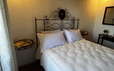 Appartamento Del Mercato: Lit, Chambre, Literie, Drap De Lit, Linge, Design Intérieur, Sol, Meubles, Cadre De Lit, Éclairage