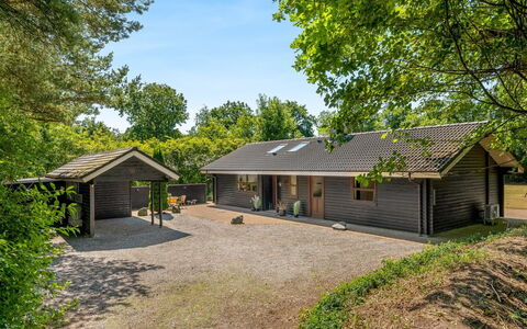 Lillebror - 12Km from the Sea: Bâtiment, Toit, Maison, Domicile, Chalet, Zone Rurale, Biens, Siding, Batiments Jardin, Allée