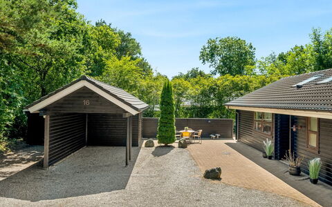 Lillebror - 12Km from the Sea: Bois, Toit, Domicile, Maison, Chalet, Siding, Porte, Jardin, Garage, Ombre