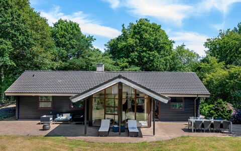 Lillebror - 12Km from the Sea: Maison, Domicile, Toit, Chalet, Siding, Porche, Biens, Batiments Jardin, Ombre, Ferme