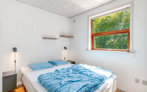Lillebror - 12Km from the Sea: Design Intérieur, Chambre, Mur, Lit, Sol, Bois, Plafond, Sol, Pièce, Meubles
