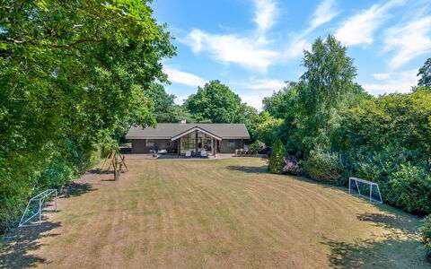 Lillebror - 12Km from the Sea: Arbre, Arbuste, Lot Terre, Plaine, Domicile, Biens, Chalet, Jardin, Ferme, Pelouse
