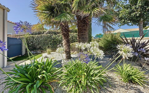 Villa Sel et Pins: Meubles, Mobilier De Jardin, Tableau De Plein Air, Chaise, Métal, Balcon, Clôture, Ombre, Dur, Tache De Bois