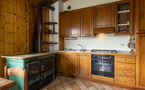 Moncucco Mountain Home: Bois, Cuisine, Design Intérieur, Sol, Cabinetry, Comptoir, Plafond, Sol, Meubles, Pièce