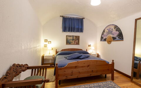 Moncucco Mountain Home: Meubles, Lit, Design Intérieur, Chambre, Mur, Sol, Sol, Drap De Lit, Plafond, Literie
