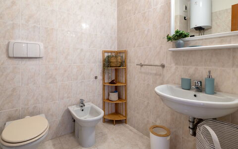 La Casa di Mimmo: Siège De Toilette, Salle De Bains, Luminaire Plomberie, Sol, Lavabo, Toilette, Évier, Sol, Design Intérieur, Robinet
