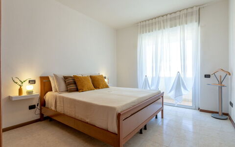 La Casa di Mimmo: Lit, Design Intérieur, Meubles, Sol, Sol, Chambre, Mur, Drap De Lit, Bois, Literie