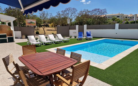 Elisia - Vip Properties: Piscine, Loisir, Ombre, Gazon Artificiel, Mobilier De Jardin, Recours, Pelouse, Arrière-Cour, Cour, Aménagement Paysager