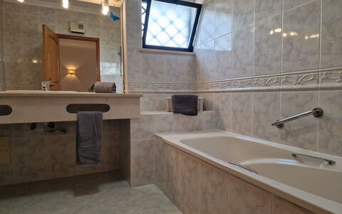 Elisia - Vip Properties: Luminaire Plomberie, Sol, Sol, Robinet, Évier, Salle De Bains, Design Intérieur, Lavabo, Plomberie, Baignoire
