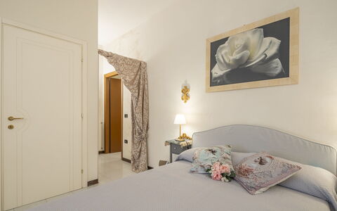 Casa Gioia In Lucca: Meubles, Design Intérieur, Mur, Chambre, Bois, Lit, Sol, Pièce, Plafond, Sol