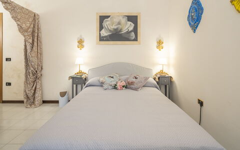 Casa Gioia In Lucca: Lit, Meubles, Literie, Chambre, Drap De Lit, Design Intérieur, Mur, Linge, Bois, Sol