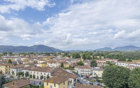 Casa Gioia In Lucca: Montagnes Relief, Zone Résidentielle, Colline, Quartier, Ville, Paysage, Banlieue, Design Urbain, Établissements Humains, Chaîne De Montagnes