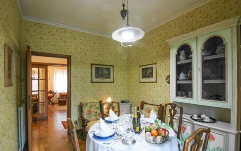 Butterfly Apartment In Lucca: Design Intérieur, Meubles, Bois, Plafond, Sol, Éclairage, Salle À Manger, Sol, Pièce, Table