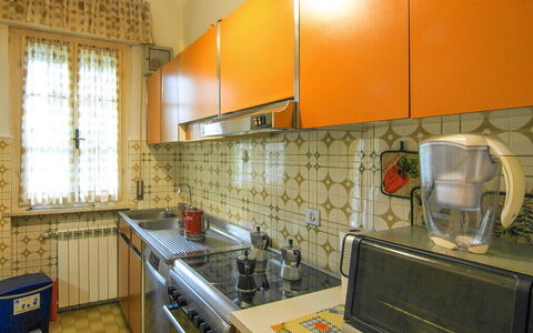 Butterfly Apartment In Lucca: Cuisine, Comptoir, Appareil De Cuisine, Principaux Appliance, Evier, Design Intérieur, Sol, Cabinetry, Cuisinière, Éclairage
