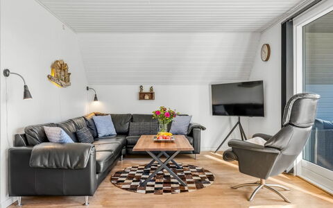 Hannele - 10Km from the Sea: Meubles, Canapé, Design Intérieur, Sol, Bois, Salon, Plafond, Sol, Domicile, Éclairage