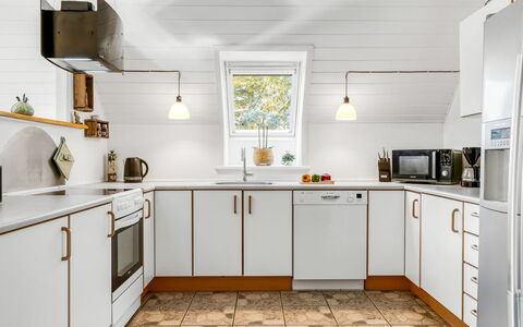 Hannele - 10Km from the Sea: Sol, Cuisine, Design Intérieur, Bois, Principaux Appliance, Plafond, Appareil De Cuisine, Comptoir, Sol, Éclairage