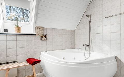 Hannele - 10Km from the Sea: Sol, Sol, Design Intérieur, Luminaire Plomberie, Baignoire, Plomberie, Plafond, Pièce, Salle De Bains, Robinet