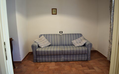 Oasi Della Pergola: Meubles, Canapé, Design Intérieur, Sol, Sol, Bois, Pièce, Salon, Appartement