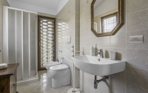 Casale La Canigiana, House, Pool, San Miniato: Salle De Bains, Luminaire Plomberie, Design Intérieur, Sol, Sol, Évier, Toilette, Lavabo, Robinet, Siège De Toilette