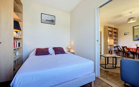 Les Ajoncs: Design Intérieur, Lit, Pièce, Meubles, Chambre, Sol, Sol, Plafond, Drap De Lit, Appartement