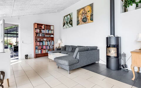 Jonce - 800M from the Sea: Meubles, Sol, Design Intérieur, Sol, Salon, Plafond, Canapé, Chaise, Pièce, Éclairage