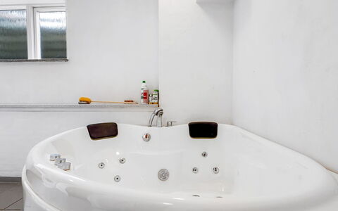 Jonce - 800M from the Sea: Baignoire, Luminaire Plomberie, Design Intérieur, Sol, Salle De Bains, Sol, Plomberie, Pièce, Plafond