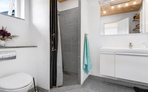 Jonce - 800M from the Sea: Luminaire Plomberie, Sol, Design Intérieur, Évier, Salle De Bains, Sol, Robinet, Armoire De Toilette, Lavabo, Plafond