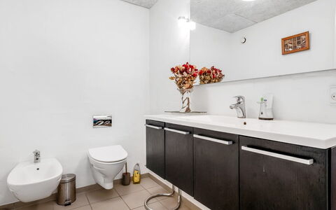 Jonce - 800M from the Sea: Lavabo, Évier, Luminaire Plomberie, Sol, Salle De Bains, Mur, Design Intérieur, Sol, Armoire De Toilette, Robinet