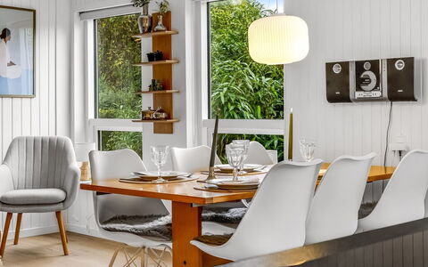 Nicklas - 250M from the Sea: Meubles, Design Intérieur, Table, Sol, Bois, Luminaire, Chaise, Éclairage, Salle À Manger, Sol